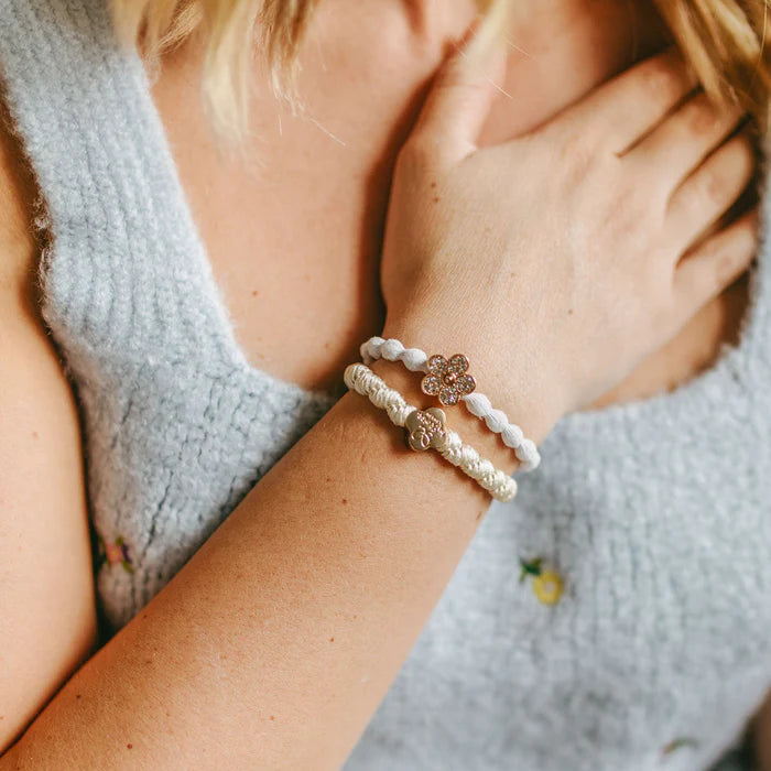 Wit Met Een Bloemtje Elastiek/Armbandje - By Eloise