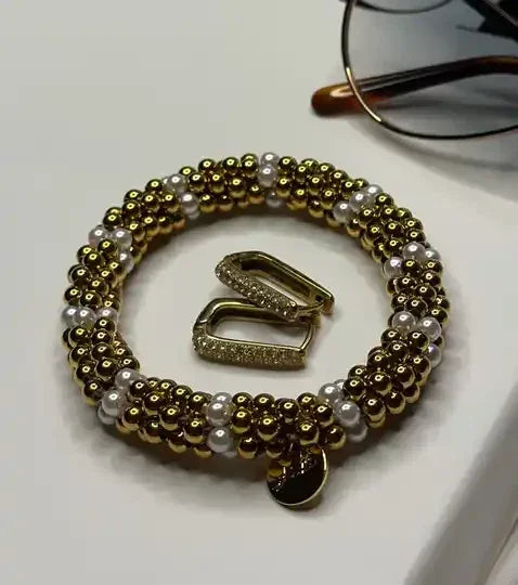 Stiekie gouden stalen kralen met parels