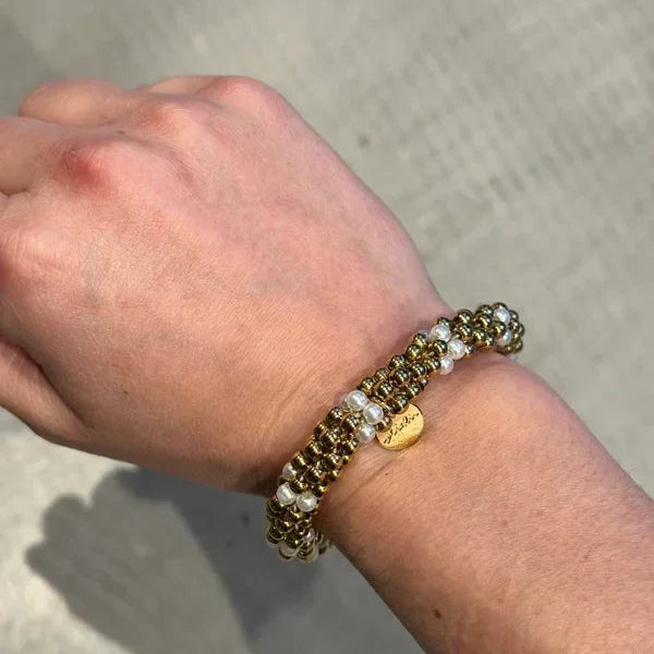 Stiekie gouden stalen kralen met parels